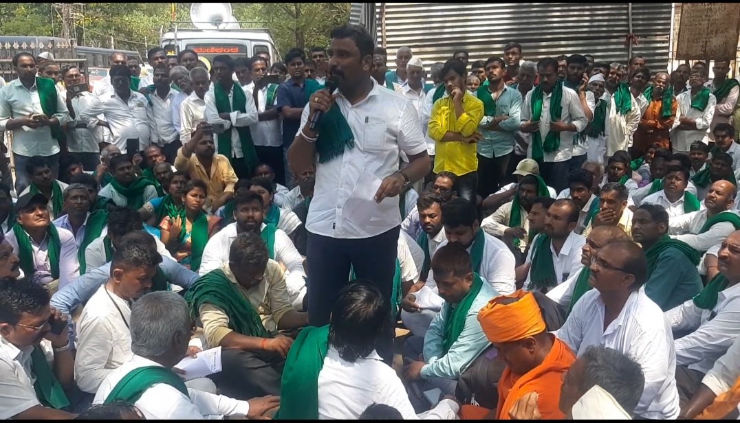 अन्नदाता शेतकऱ्यांच्या समस्या केव्हा सुटणार, कर्नाटक राज्य शेतकरी संघटनेने छेडले आंदोलन