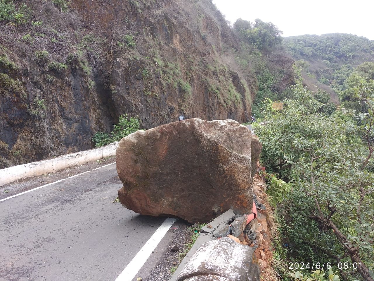 A large stone fell on the road in the area of ​​the waterfall in Amboli Ghat today (Thursday) early in the morning