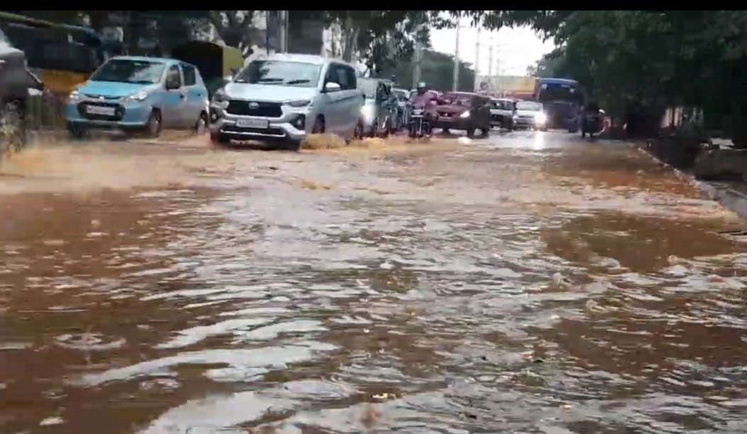 In the first rain, the smart city collapsed, water entered the shops where the cars were moving