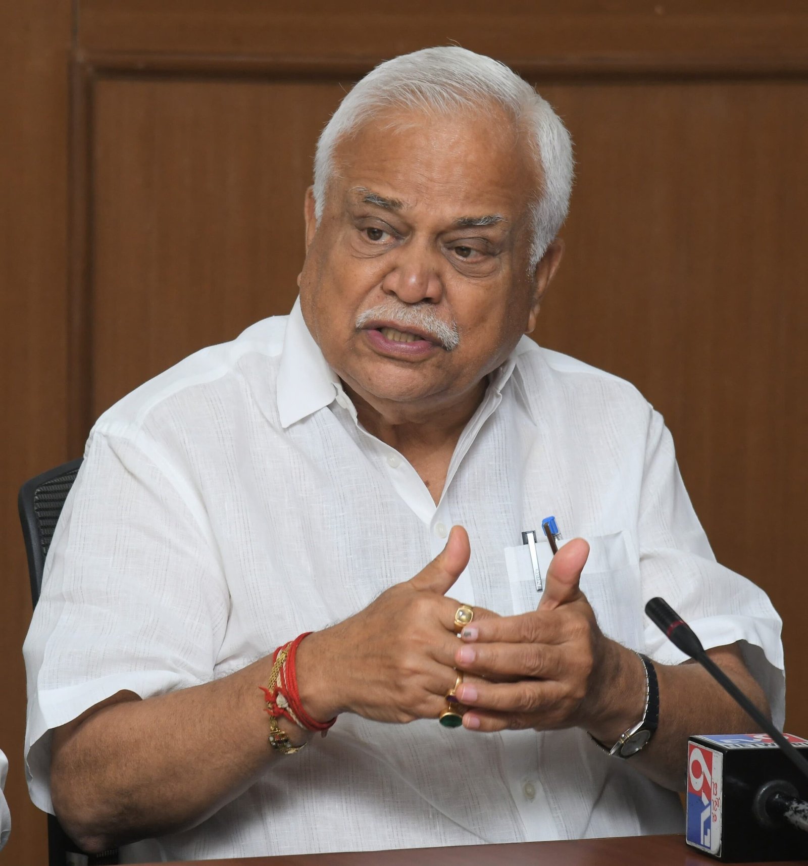 Former minister RV Deshpande said that administration reform is necessary for citizens to get better facilities and benefit from government projects