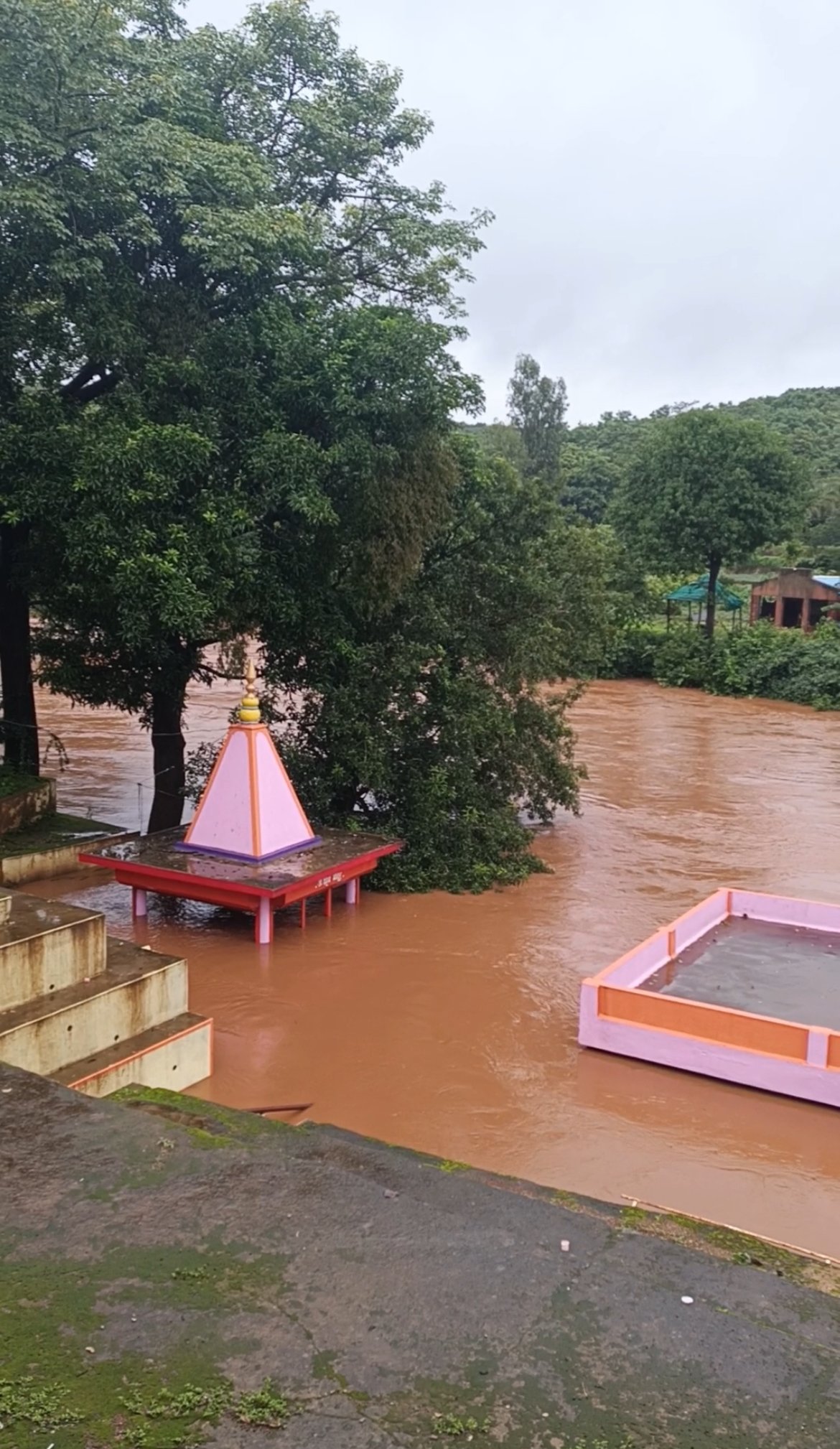 खानापुर तालुक्यात मुसळधार पाऊस : हब्बनहट्टी स्वयंभू मारुती मंदिर पाण्याखाली