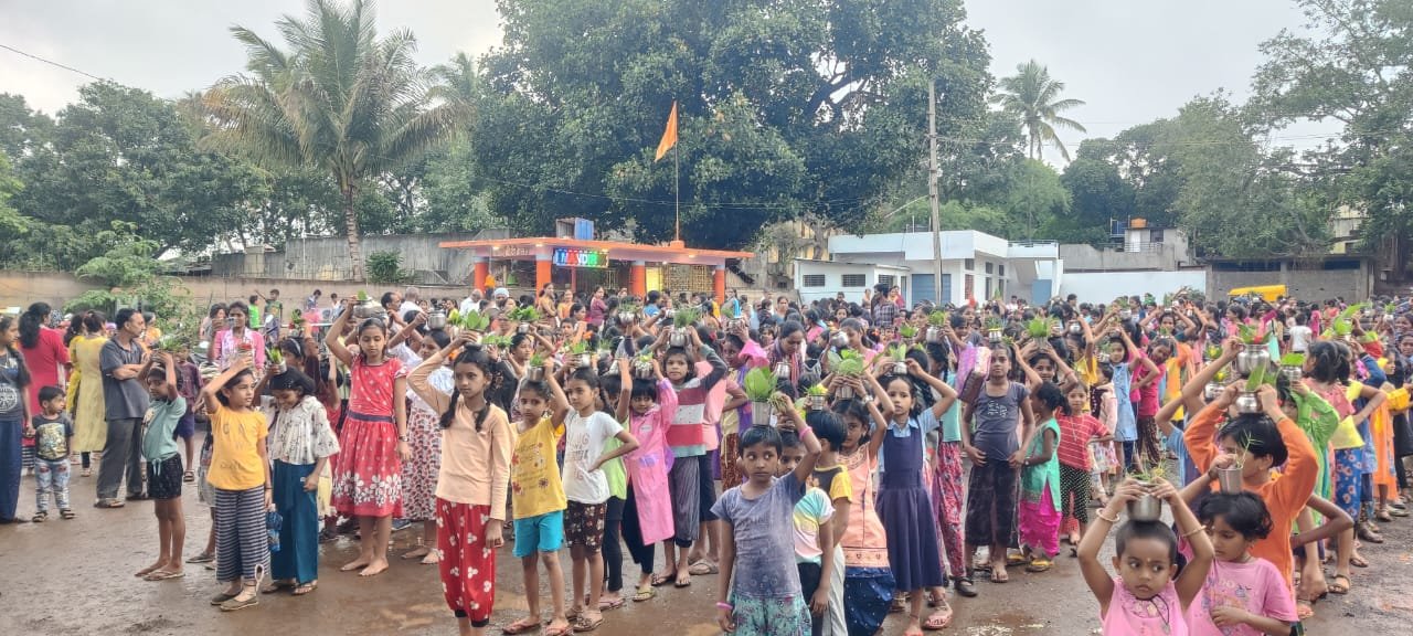 मंगाईदेवी यात्रेनिमित्त मंगळवारचा पहिला वारा दिवशी शेकडो कुमारीकेने वडगाव परिसरातील मुख्य मंदिरातील देवाना पाणी घातले